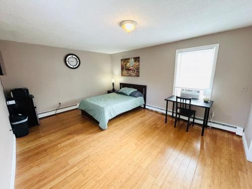 Large Sunny room near Whole Foods, Brown University with shared bathroom and kitchen in Providence, USA