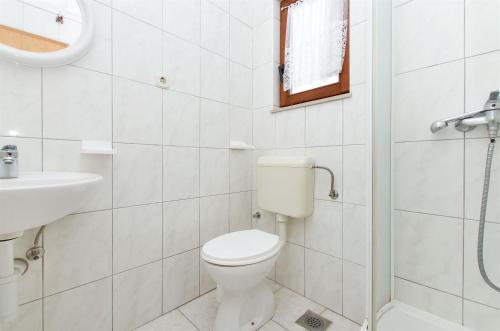 One-Bedroom Apartment image 2