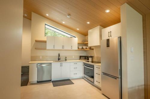 Calmwater Retreat New 2 br Hot Tub in Ucluelet, Canada