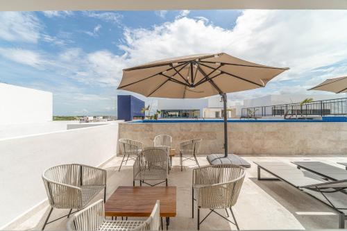 Bright 1 BD Suite with Balcony - image 3