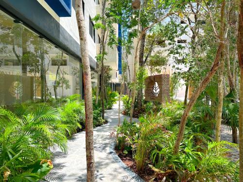 Bright 1 BD Suite with Balcony - image 2