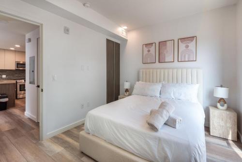 Modern 2 Bedroom Apartment with Balcony Free parking