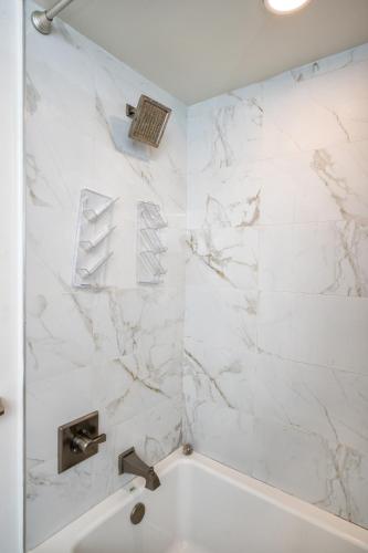 Modern 2 Bedroom Apartment with Balcony Free parking in Los Angeles, USA
