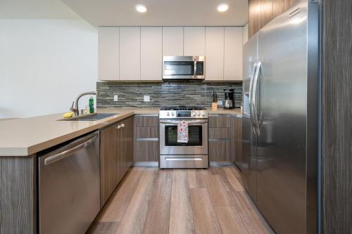 Modern 2 Bedroom Apartment with Balcony Free parking in Los Angeles, USA