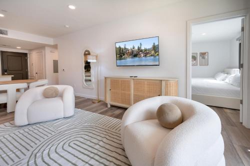 Modern 2 Bedroom Apartment with Balcony Free parking image