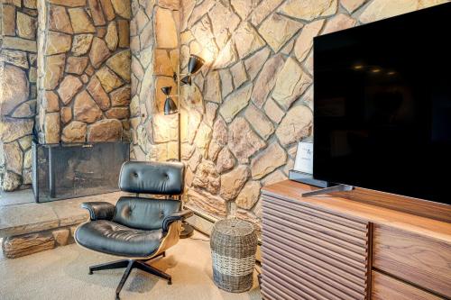 Walk to Lake Dillon Unit with Balcony and Pool Access in Dillon, USA