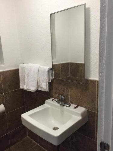 Roxy Hotel - image 7