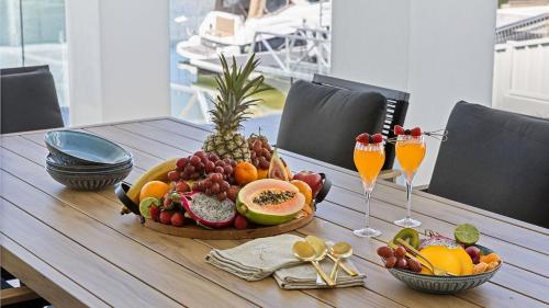 Hamptons House - Stylish Waterfront - Holiday Yamba, Yamba