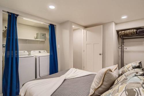 Madison House Colorado Holiday Escape Spa Bath King Bed in Colorado Springs, USA
