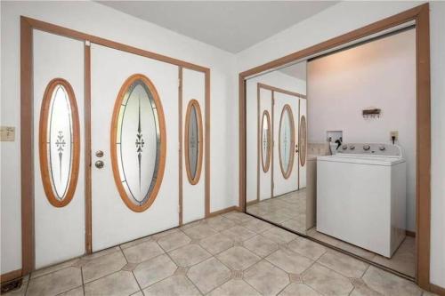 5-Bedroom Lakefront, private beach wifi AC boat & in Tobyhanna, USA