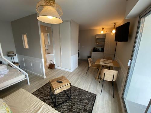 Apartment (3 Adults) image 6