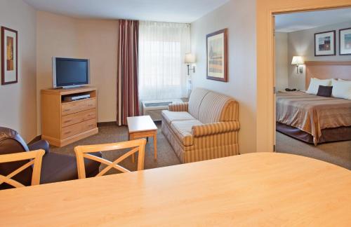 One-Bedroom Queen Suite