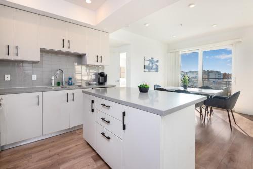 Sleek & Modern 2BR Apt: Rooftop Views & Relaxation in Los Angeles, USA