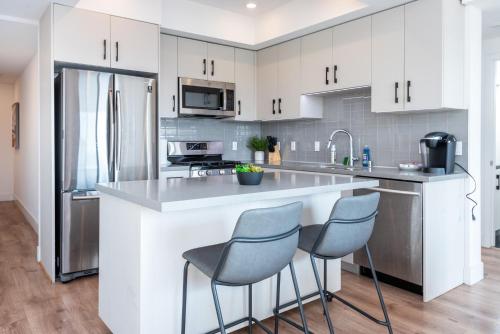 Sleek & Modern 2BR Apt: Rooftop Views & Relaxation in Los Angeles, USA