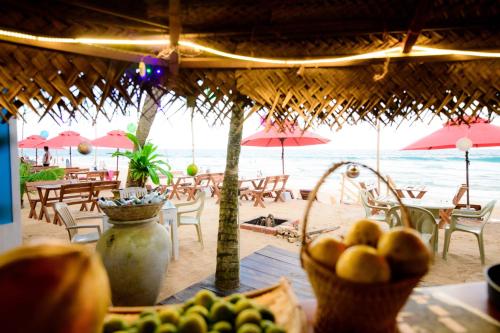 Pub/Lounge, Royal Beach Hotel & Restaurant in Hikkaduwa