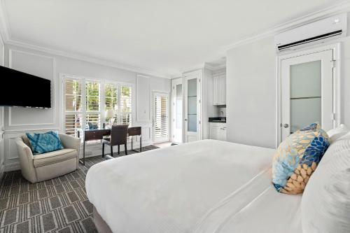 King Deluxe Poolside Room