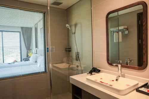 room detail thumbnail 2