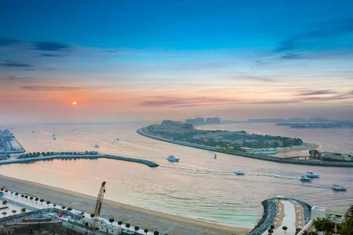 FIRST CLASS 1BR Stunning Marina & Palm View, Dubaj