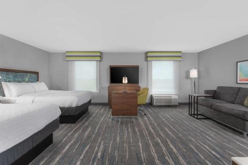 2 queen beds, 1 sofa bed