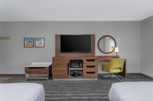 Hampton Inn and Suites - Lincoln Northeast - image 11