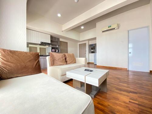 Luxury Spacious 3BR Apartment at Newton Residence Bandung By Travelio - image 2