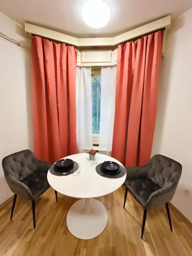 Gellert Hill Studio-Buda Castle - Tap to explore photos