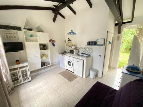 Studio Piscine Privée - 1 min à pied de la plage (Studio Piscine Privee - 1 min a pied de la plage) in Case-Pilote