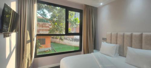 Premium apart with swimming pool rooftop and parking - image 2