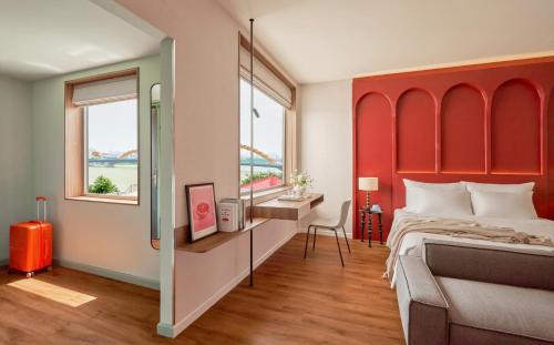 Deluxe Comfort Room City View image 4