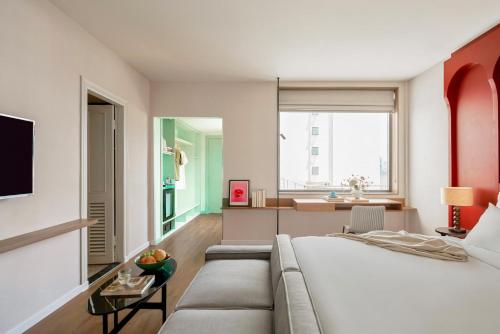 Deluxe Comfort Room City View image 2