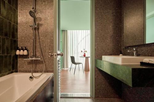 room detail thumbnail 2