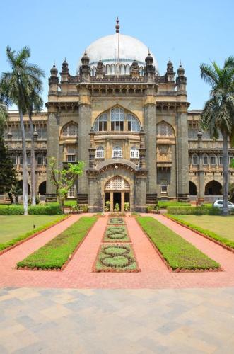 Közeli látványosságok, YMCA Colaba Mumbai near Templomgate Állomás