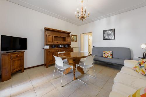 One-Bedroom Apartment image 9