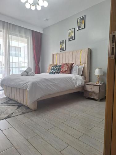 COSY one bedroom with a pool and a gym