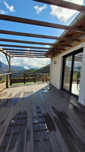 Maison La Valdiane vue lac et montagne in Rousset