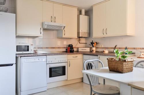 Acogedora con Jardin y Chimenea by CABANA Rentals in Zarzuela del Monte