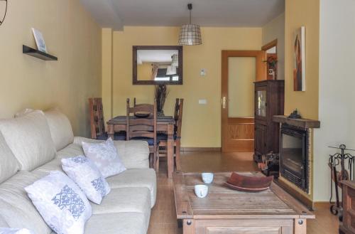 Acogedora con Jardin y Chimenea by CABANA Rentals in Zarzuela del Monte