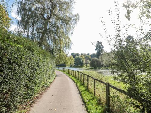 Mayfly Cottage CIRENCESTER - image 8