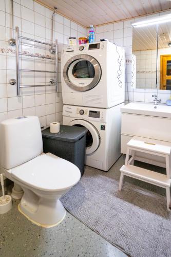 Bathroom, Moderni saunallinen asunto keskustassa ilmaisella parkkipaikalla in Jarvenpaa