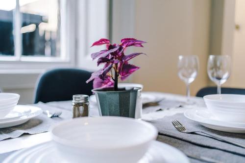 Sleeps 6, Stylish Apartment, Perfect For Groups, Long Term Disc in Otley and Yeadon