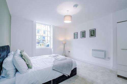 Sleeps 6, Stylish Apartment, Perfect For Groups, Long Term Disc in Otley and Yeadon