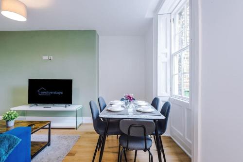 Sleeps 6, Stylish Apartment, Perfect For Groups, Long Term Disc in Otley and Yeadon