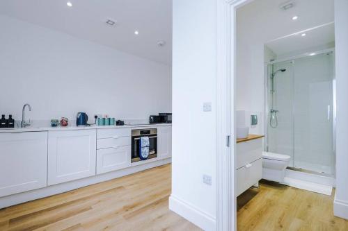 Sleeps 6, Stylish Apartment, Perfect For Groups, Long Term Disc in Otley and Yeadon