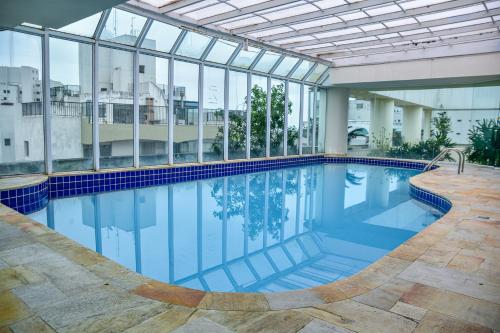 สระว่ายน้ำ, Apartamento a 70 metros da Praia de Pitangueiras SP in มอร์โร โด มาลูฟ