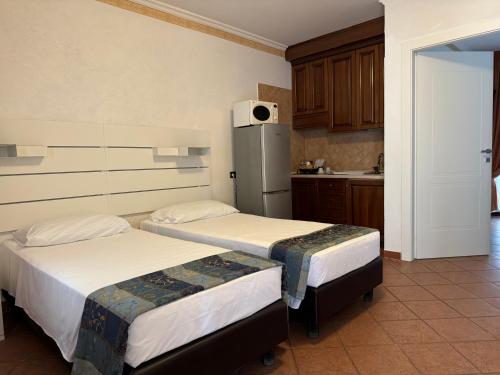 1 queen bed, 2 twin beds