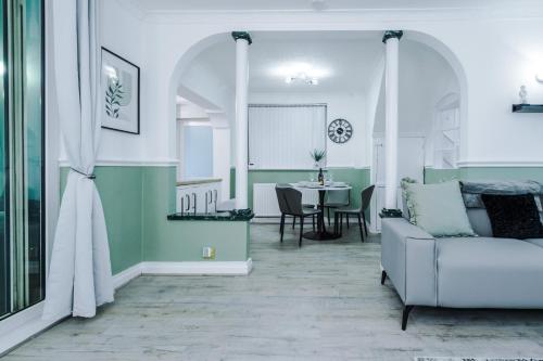 NEW! 4-Bed Home in Manchester by 53 Degrees Property, Ideal for Business & Long Term Contractor Stays, Sleeps 10!, Манчестер (фото 7)
