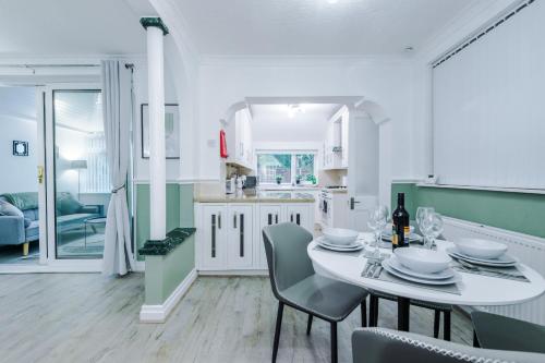 NEW! 4-Bed Home in Manchester by 53 Degrees Property, Ideal for Business & Long Term Contractor Stays, Sleeps 10!, Манчестер (фото 6)