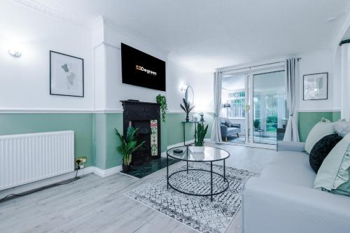 NEW! 4-Bed Home in Manchester by 53 Degrees Property, Ideal for Business & Long Term Contractor Stays, Sleeps 10!, Манчестер