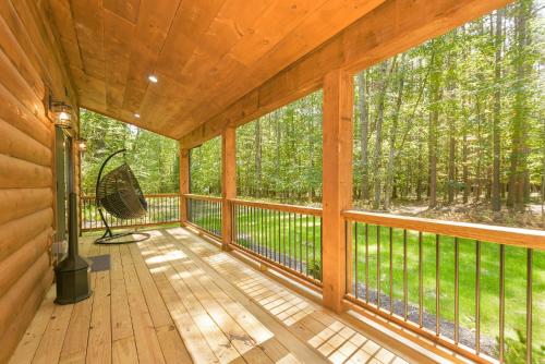 Mountain Laurel: New, Lake Access w. Dock Slip, Hot Tub, Dogs OK in Oakland (MD)