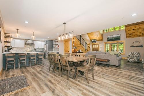 Mountain Laurel: New, Lake Access w. Dock Slip, Hot Tub, Dogs OK in Oakland (MD)